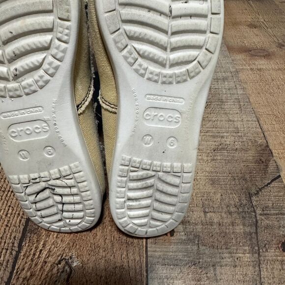 Mickey Mouse Crocs Women's Size 6 - Picture 8 of 8